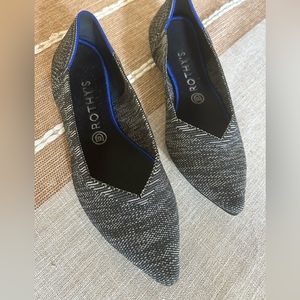 Used pointed-toe flat in black and white
